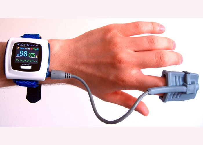 How Do Oximeters Measure Oxygen Saturation Levels in the Blood?