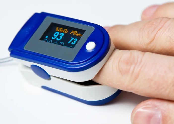 How Do Oximeters Measure Oxygen Saturation Levels in the Blood?